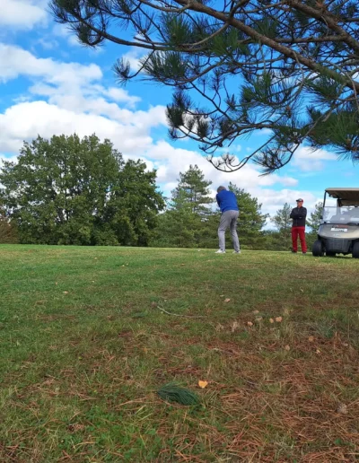 Drie mensen aan het golfen naast een Bed and Breakfast in Frankrijk