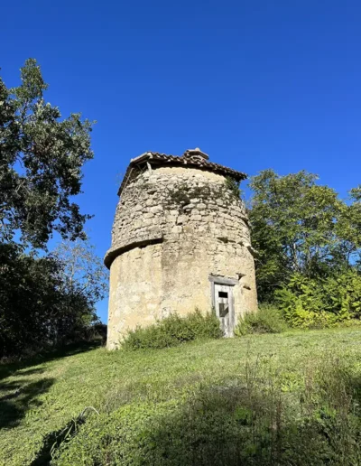 Een kleine toren. Wil jij een chalet huren in Frankrijk?