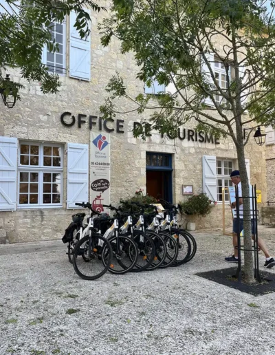 Faire du vélo ensemble dans un gîte de groupe