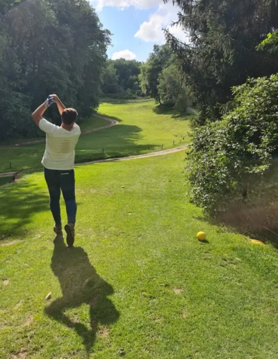 Jouer au golf ensemble dans un gîtes de groupe