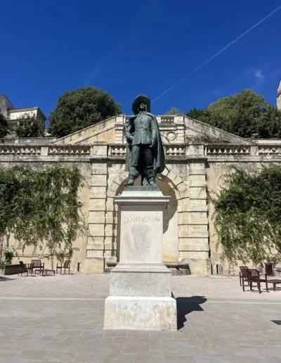 Une statue à côté des grands gîtes