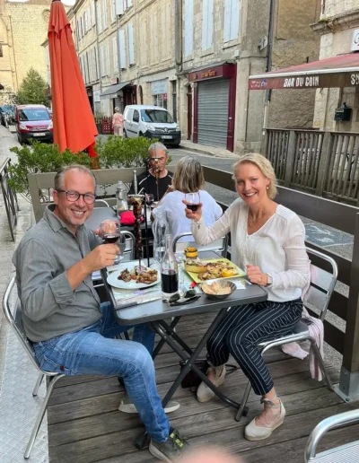 Mark en Michèle aan tafel met daaromheen heerlijke huisjes