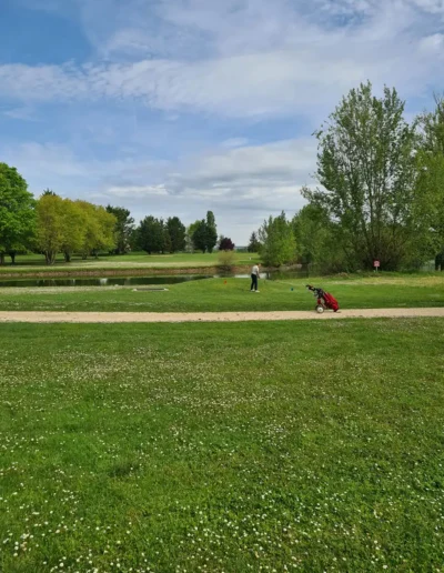 Iemand aan het golfen. Wil jij een huis huren in Frankrijk waar dit ook kan?