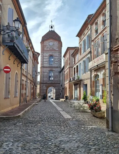 Een klokkentoren aan het einde van de straat. Tegelijkertijd is dit de omgeving waar Mark en Michèle van Ik Vertrek hun gîte hebben