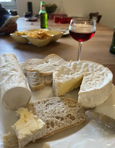 Maison d'hôte. Nous voyons ici un délicieux plateau de fromages