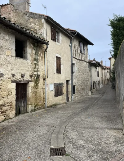 Een rustig straatje met oude Franse huisjes, ideaal voor een relax vakantie