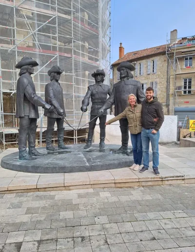 Een standbeeld van mensen met zwaarden. Dit standbeeld is te zien in de buurt van de retraite Domaine Lagarrière in Frankrijk