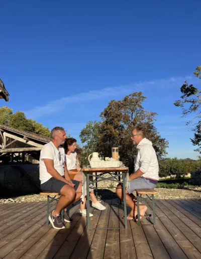 Een groepje mensen aan het genieten van hun vakantiehuis in Zuid-Frankrijk