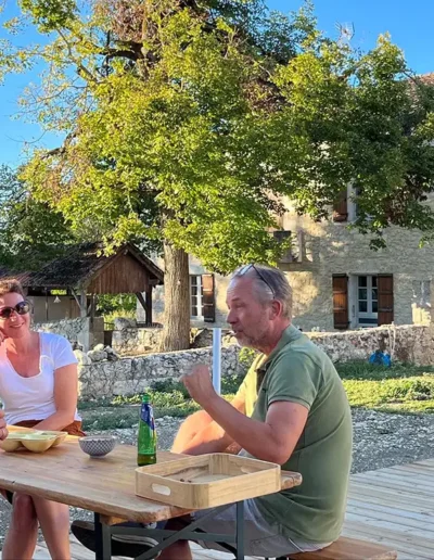 Drie mensen samen aan het eten in het zuiden van Frankrijk